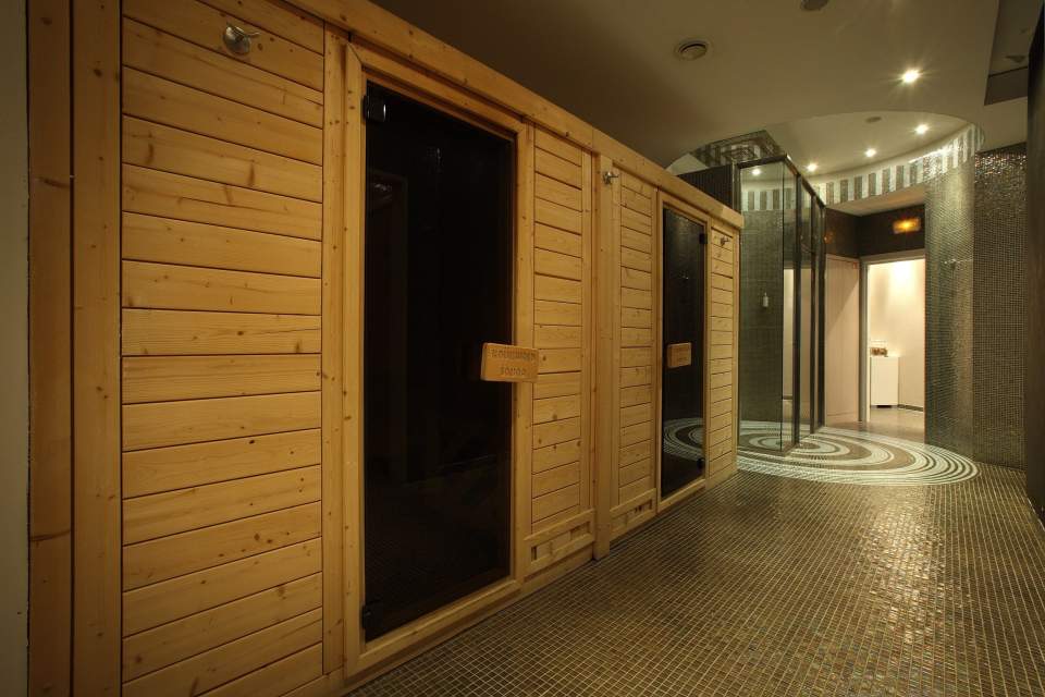 Cabine d'accès au sauna et au hammam à l'hôtel Le Lana, Hôtel Spa à Courchevel idéal pour des soins et services thérapeutiques.