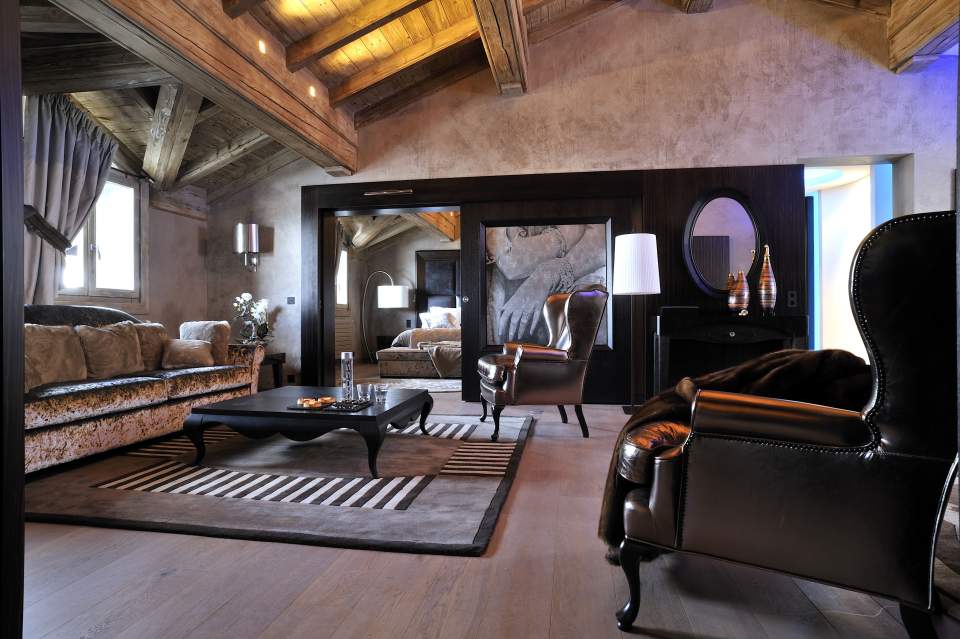 Salon cosy d'un appartement à l'hôtel de luxe Le Lana, situé au pied des pistes de ski