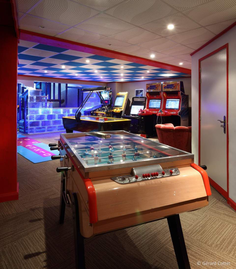 Salle de jeux avec babyfoot et borne d'arcade à l'hôtel Le Lana, Hôtel et Spa Courchevel 5 étoiles