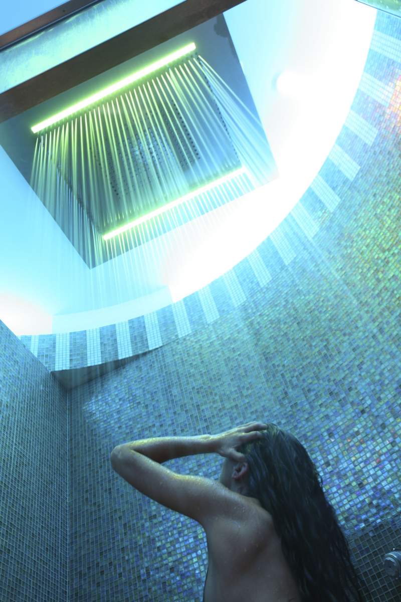 Douche sensoriel au Spa Clarins de l'hôtel Le Lana, Hôtel Spa à Courchevel avec piscine, soins et massages