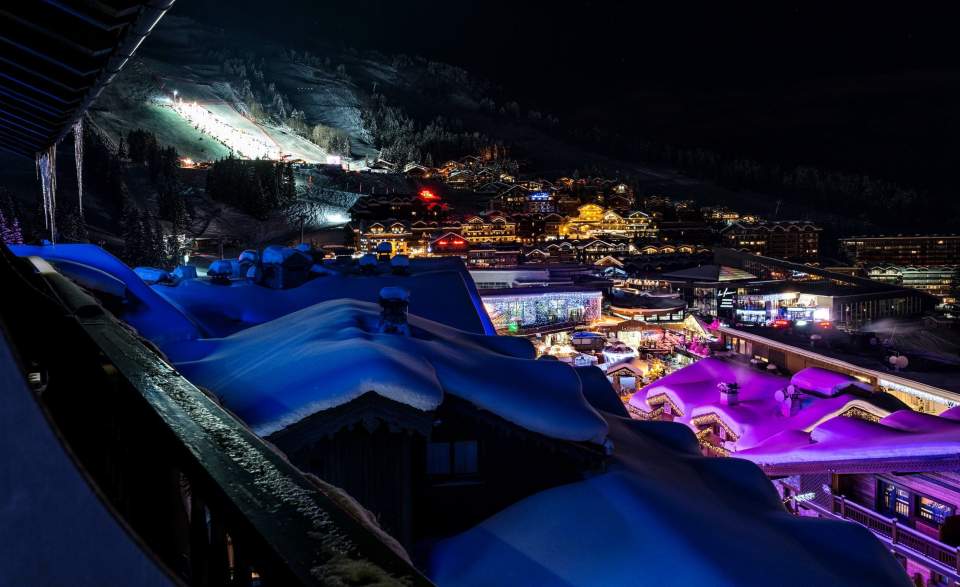 Courchevel vue de nuit, hôtel Le Lana, Hôtel au pied des pistes de ski à Courchevel en Savoie dans les Alpes