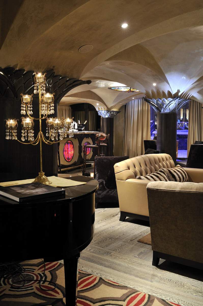 Canapé confortable et feu dans la cheminée à l'hôtel de prestige 5 étoiles Le Lana, Bar à Courchevel en Savoie