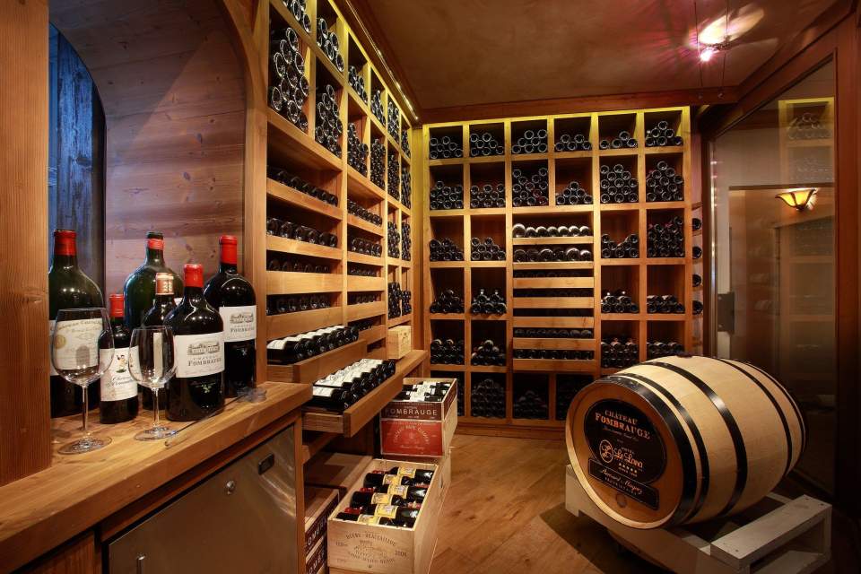 La cave à vin de l'hôtel Le Lana, sélection rigoureuse de vins renommés et cocktails à la carte au Bar