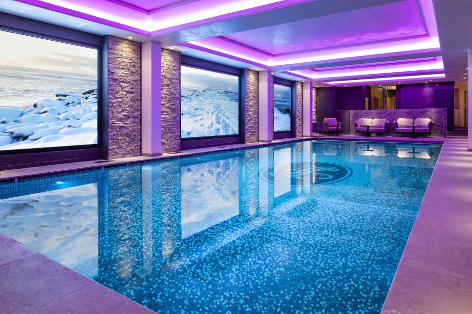Grande piscine intérieure chauffée à l'hôtel Le Lana, pour un séjour détente à l'hôtel spa à Courchevel